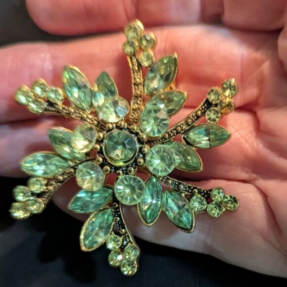 Green Rhinestone Gold-Tone Snowflake Brooch Sparkling Vintage Costume Jewelry Pi - Picture 2 of 5